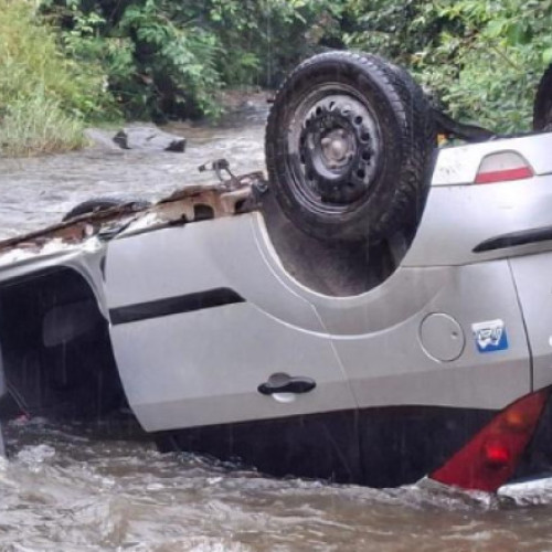 Foto O maşină în care se aflau un adult şi patru copii s-a răsturnat în albia Jiului. Trei fete şi un băiat, transportaţi la spital