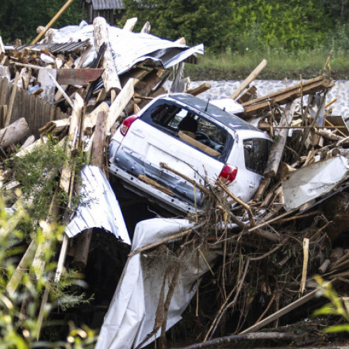 Video&Foto Inundații devastatoare în România. Zone din 16 județe și din București afectate: case inundate, copaci doborâți și drumuri blocate