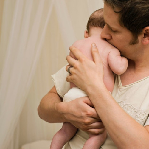 Noul concediu parental din Spania oferă taților una dintre cele mai lungi perioade plătite pentru creșterea copilului din Europa