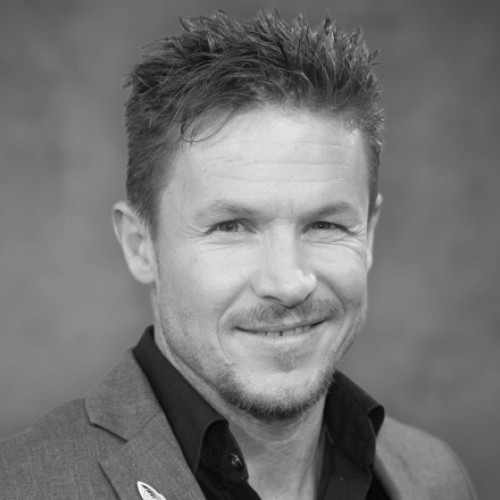 Spectacol aerian privat în onoarea celebrului sportiv Felix Baumgartner, înainte ca acesta să fie înmormântat în Austria