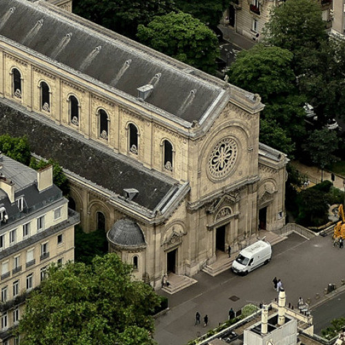 Un român a fost arestat pentru incendiere, la Paris. El este acuzat că a dat foc unei biserici istorice