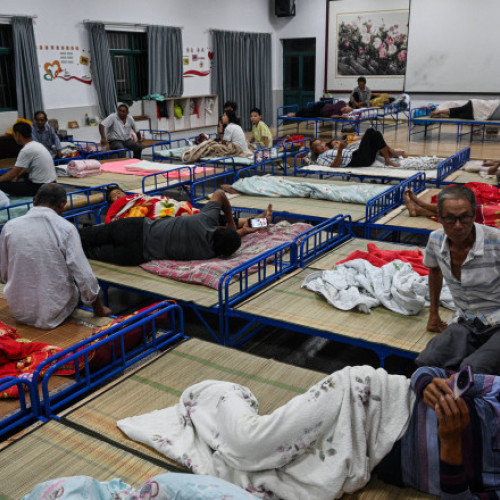 Galerie Foto Taifunul Co-May a dus la evacuarea a peste 280.000 de oameni și la anularea a 640 de curse aeriene în Shanghai