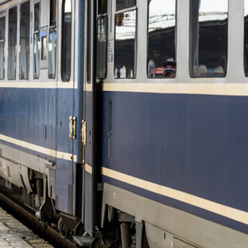 Un tren care se îndrepta spre litoral a pierdut două vagoane pe traseu. Garnitura a avut 4 ore întârziere