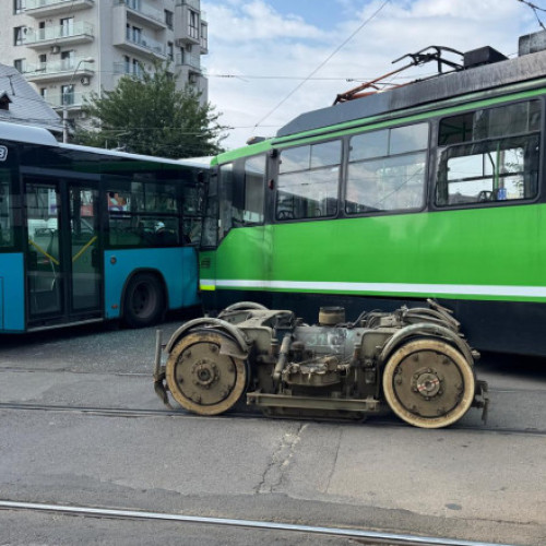 Video&Foto Accident între un tramvai și un autobuz al STB, în Sectorul 5 din Capitală: momentul în care cele două vehicule se ciocnesc. 11 răniți