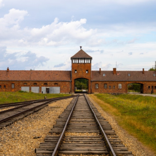 Muzeul fostului lagăr de la Auschwitz lansează un instrument online pentru combaterea negării Holocaustului pe rețelele sociale