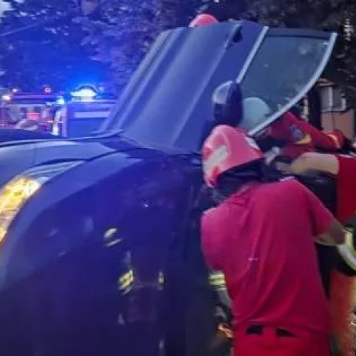 Mașină răsturnată pe strada Rovinari din Craiova