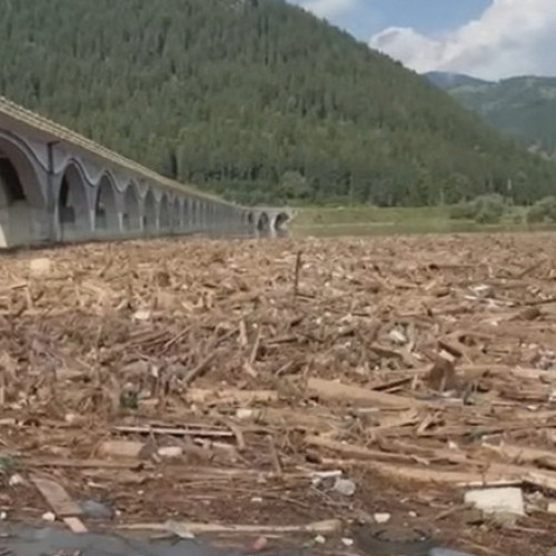 Video Pericol la Barajul Bicaz: tone de lemne au fost aduse de viitură și au acoperit lacul. Ce spun autoritățile despre situație