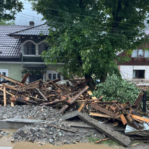 Prefectul judeţului Suceava cere ONG-urilor să nu mai colecteze alimente şi apă pentru sinistraţi: „Avem nevoie de bani”