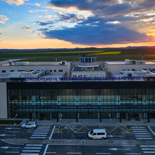 Opt călători în trei luni, pe aeroportul din Tulcea. Asta nu-i oprește pe șefi să facă angajări