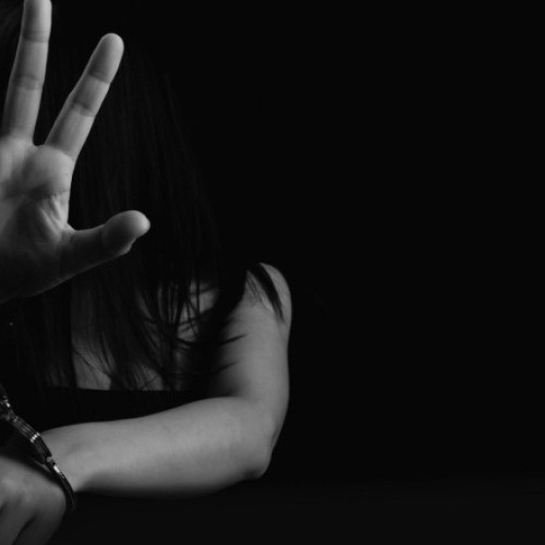 Fratele racolează, verișorul ia banii, iar tatăl stă de pază. Traficanții își racolează victimele printre rude, prieteni și vecini