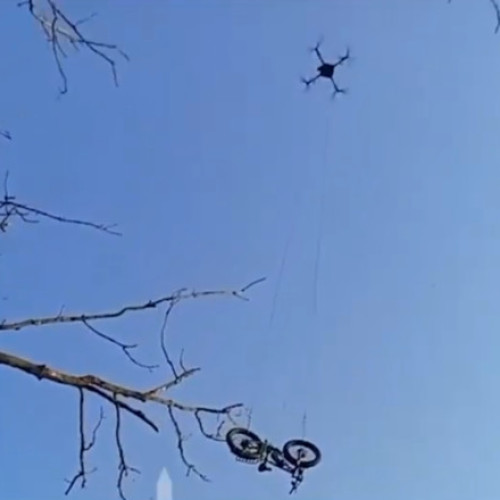 Video „O poveste incredibilă”. Un soldat ucrainean înconjurat de ruși a fost salvat cu ajutorul unei biciclete electrice livrate cu drona