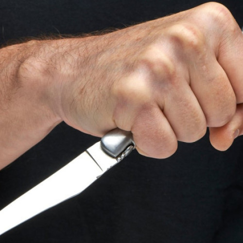 Video O femeie a fost înjunghiată în plină stradă de fostul partener, în Buftea. Împotriva atacatorului fusese emis ordin de protecție