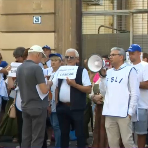 Video A treia zi de proteste în fața Ministerului Educației: profesorii amenință că nu încep școala. BAC-ul de toamnă, în pericol