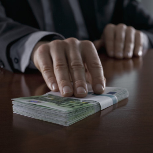 DNA: Doi polițiști ar fi primit peste 100.000 de euro și două telefoane de la un om care voia să scape de un dosar penal