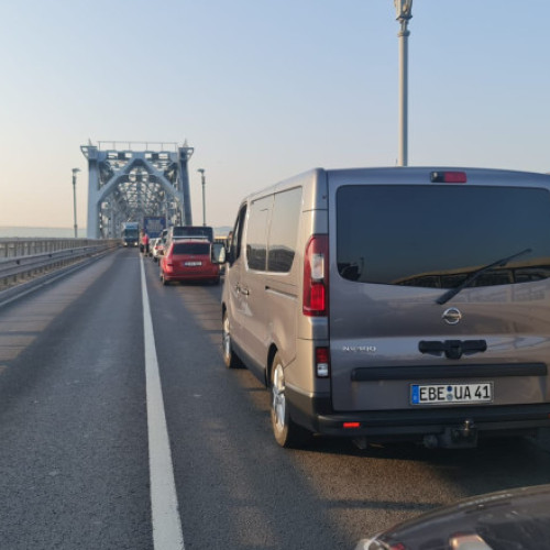 Infotrafic: Aglomerație la ieșrea din țară, pe podul Giurgiu - Ruse. Ce rute alternative există