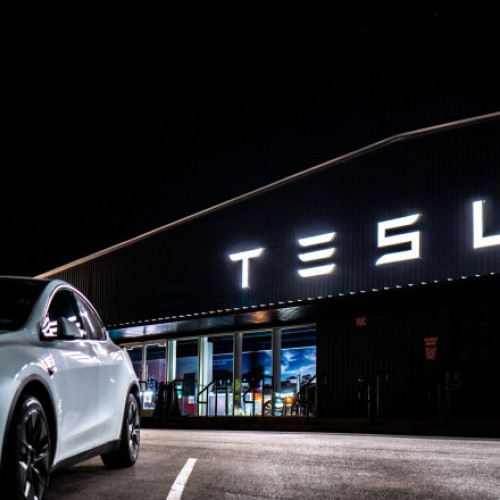 Tesla, considerată parțial vinovată pentru un accident fatal. Mașina folosise pilotul automat. Ce daune va plăti firma lui Musk