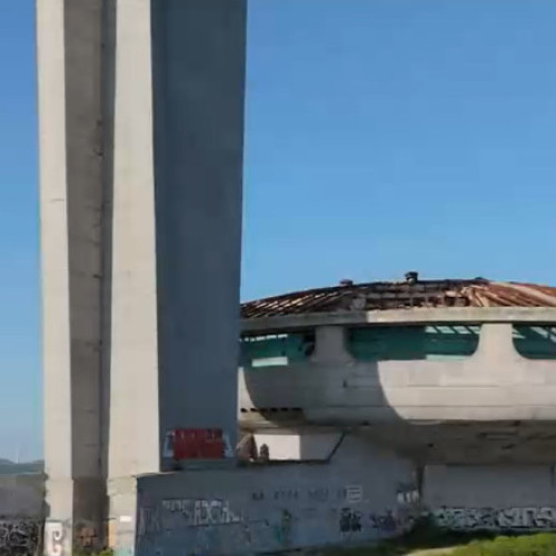 Comunism și „OZN-uri”. Clădirea emblematică a socialismului bulgar a fost transformată în scenă de festival