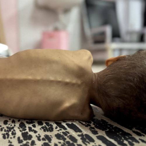 „Dacă bebelușul ar putea vorbi, ar țipa, întrebându-ne ce îi punem în stomac”. Nou-născuții din Fâșia Gaza, hrăniți cu ierburi și ceai