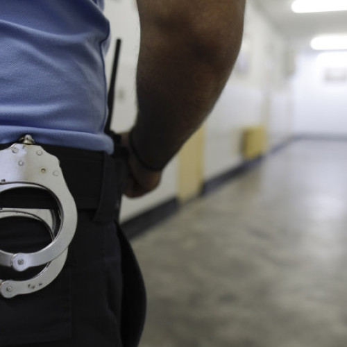 Bărbat reţinut, după ce şi-a sechestrat partenera și a încercat să o violeze. Poliția susține că femeia a refuzat ordinul de protecție