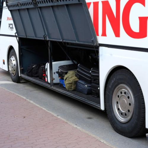 O femeie din Noua Zeelandă și-a ascuns fetița de 2 ani într-o valiză și a băgat-o în compartimentul pentru bagaje al unui autobuz