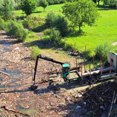 Au început lucrările de curăţare a lacului Izvorul Muntelui de sutele de tone de deşeuri aduse de viituri