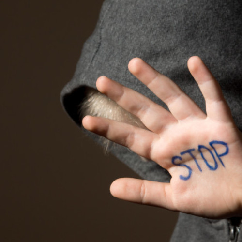 Un bărbat din Dolj a fost reţinut pentru că şi-a bătut fiul de 11 ani. Strigătele de ajutor ale copilului au fost auzite din apartament