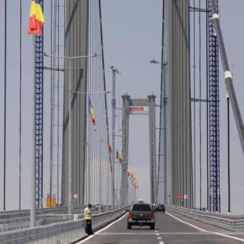 Video Noi probleme la „Golden Gate” de România: în asfaltul podului de la Brăila au apărut găuri prin care iese apa. Ce spune CNAIR