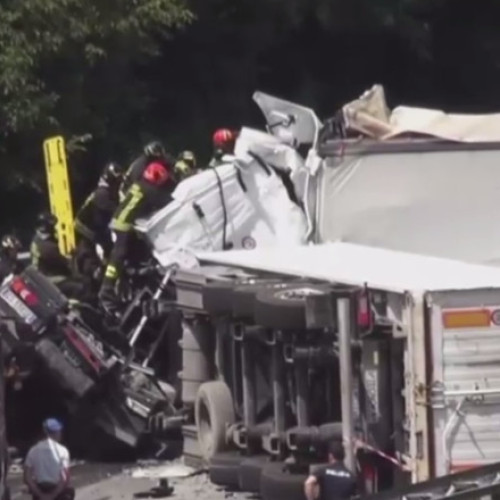 Video Accident grav pe o autostradă din Italia. Trei oameni au murit, 18 au fost răniți