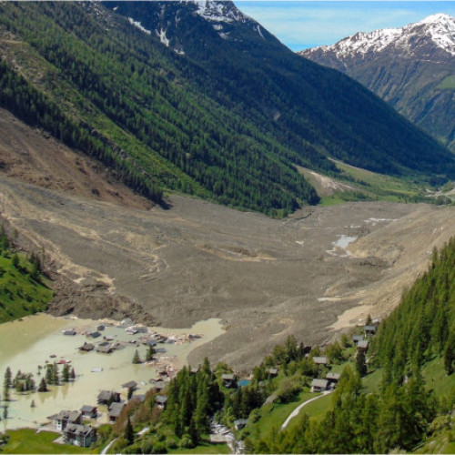 Galerie Foto Topirea ghețarilor amenință să distrugă localități din Europa vechi de sute de ani. Cum arată Blatten, satul elvețian înghițit de munte