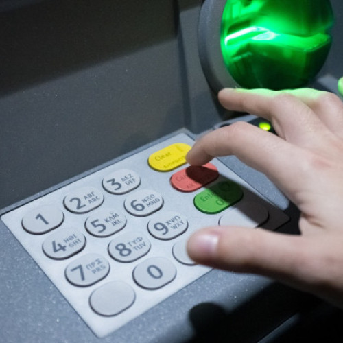 Grecia: Băncile ar putea utiliza ATM-uri comune pentru a reduce costurile