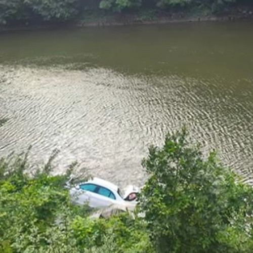 Video Accident pe Valea Oltului: o mașină a căzut în râul Olt. Traficul rutier, restricționat pe DN7