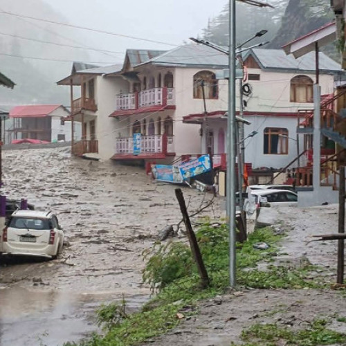 Video Sat indian distrus de viitură, la poalele munților Himalaya: cel puțin 4 morți și peste 50 de dispăruți