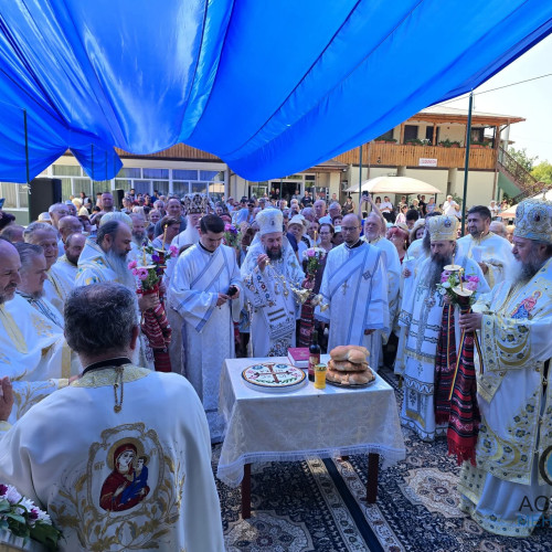 Hramul Mănăstirii „Adormirea Sfintei Ana”, din Orşova! Numeroși credincioși au participat la eveniment.