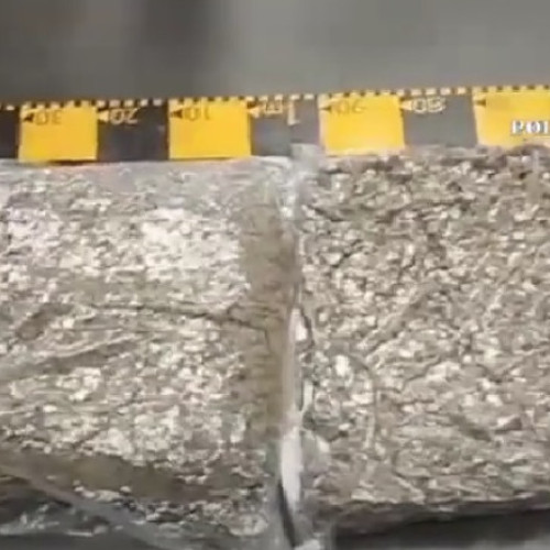 Video Un tânăr din Arad a fost prins în flagrant în timp ce ridica 13 kilograme de droguri sosite prin curier din Spania