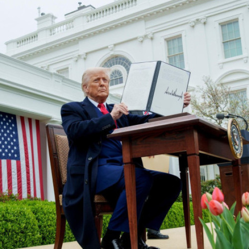 Noile tarife americane lovesc de astăzi zeci de țări. Trump promite că vor curge „miliarde” în SUA