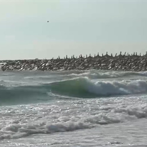 VIDEO Cod galben de vânt și valuri mari pe litoral. Turiștii nu au voie să intre în apă