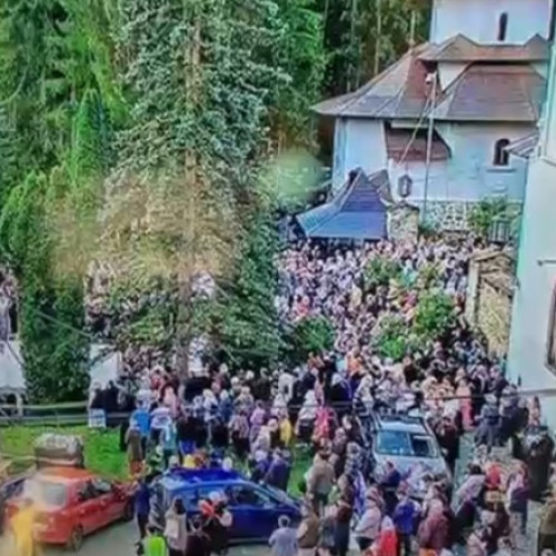 Video Zeci de pelerini au avut nevoie de îngrijiri medicale. Ei au participat la slujba de canonizare a Sfinţilor Paisie şi Cleopa