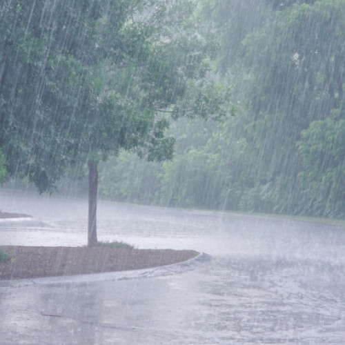 Cod roșu de ploi torențiale în județul Prahova: cinci localități vizate de fenomene extreme până la 18:00