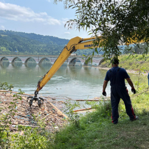 Foto Prefectura Neamț: Au fost scoși din Lacul Izvorul Muntelui 300 de metri cubi de deșeuri, după viituri. Curățenia e departe de final