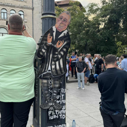 Video Protest în Piața Universității față de declararea zilei de doliu național pentru Iliescu. Jandarmeria spune că manifestația e ilegală
