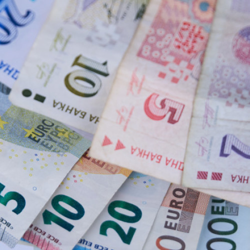 Toate magazinele din Bulgaria vor afișa, începând de astăzi, preţurile atât în leva, cât şi în euro