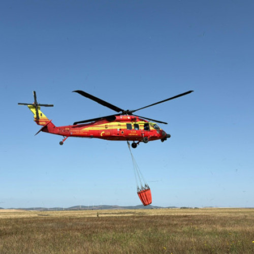 Video A cincea zi în care pompierii și 3 elicoptere intervin să stingă incendiul de vegetație din Tulcea. Focul s-a extins pe 10 hectare