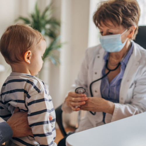 Concediu medical pentru îngrijirea copilului bolnav, la care au dreptul părinții. Cuantumul brut al indemnizației este de 100%