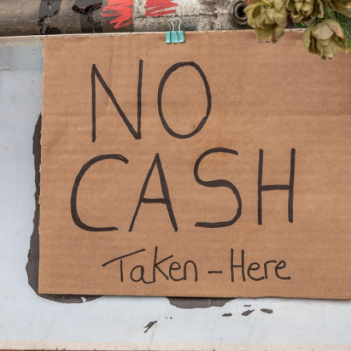 O țară unde „banii cash fac legea” și cei mai mulți oameni nu au cont bancar ar putea fi primul stat din lume care interzice bancnotele