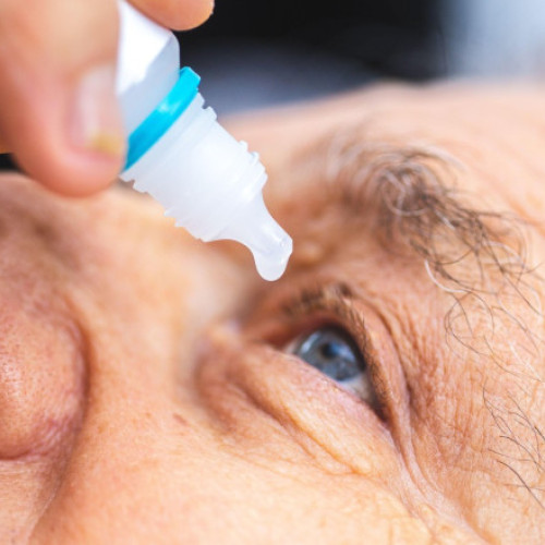 SUA aprobă primele picături pentru ochi care corectează vederea de aproape la adulți