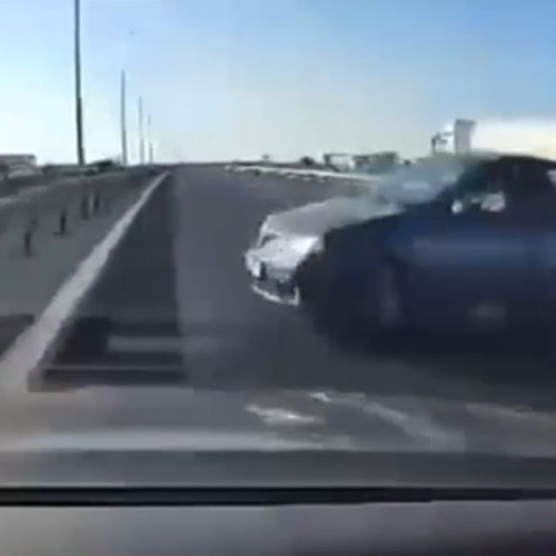 Video Gest inconștient pe autostrada A1. Un șofer a tras brusc de volan pentru a întoarce și a lovit o altă mașină