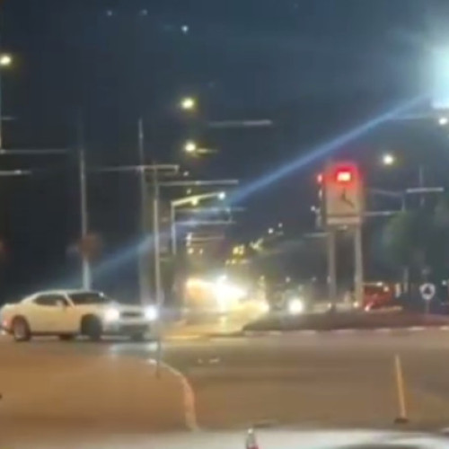 Video Drifturi în fața sediului Poliției din Târgu Jiu. Ce sancțiuni va primi tânărul care este căutat acum de oamenii legii