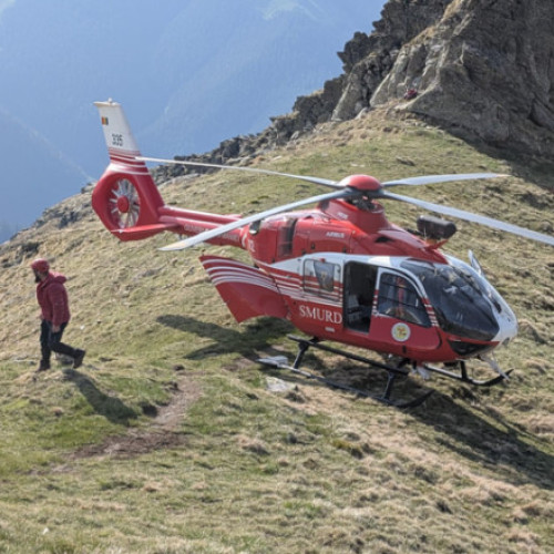 Un bărbat care a scăpat cu viață după ce a căzut 100 de metri într-o prăpastie în zona Vârfului Moldoveanu, recuperat cu elicopterul