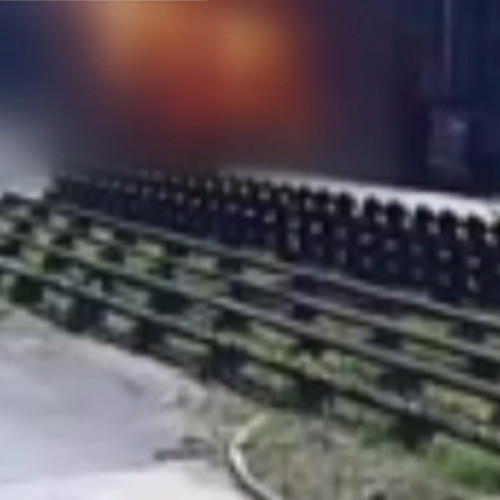 Video Momentul când avionul ultra-ușor cu doi oameni s-a prăbușit în Arad, surprins de o cameră de supraveghere