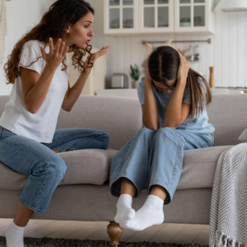 Abuzul verbal în copilărie provoacă traume psihice la fel de grave ca abuzul fizic (studiu)